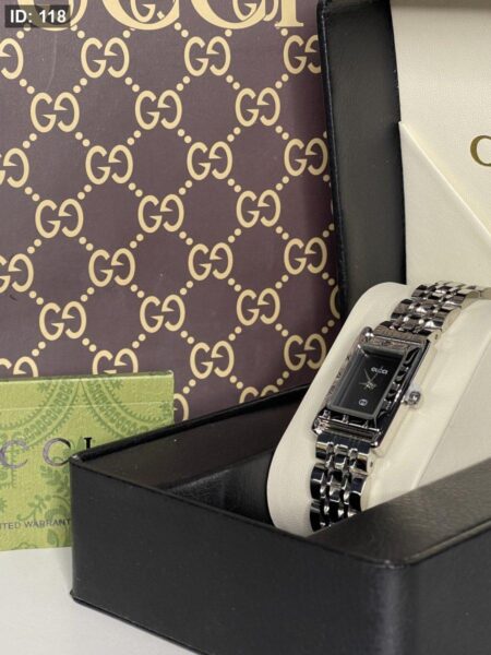 ساعة جوتشي شامل علبة وكيس