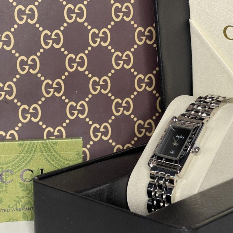 ساعة جوتشي شامل علبة وكيس